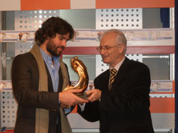 Verástegui recibe de manos de Daniel Arasa la "Ola de Oro" que simboliza el Premio Familia
